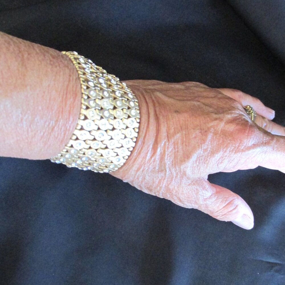 gold metal bracelet - Picture 2 of 3
